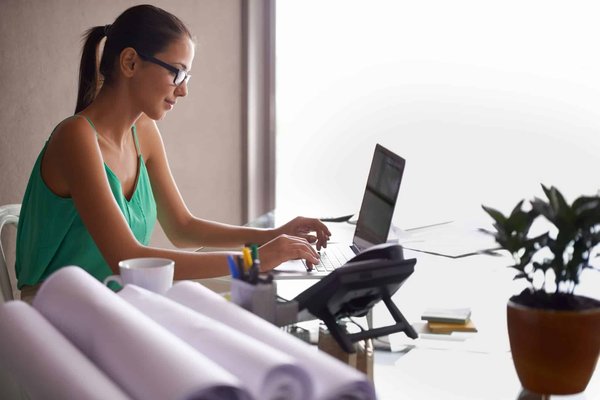 Quels sont les enjeux de la latence réseau pour les services de jeux en ligne multijoueurs?