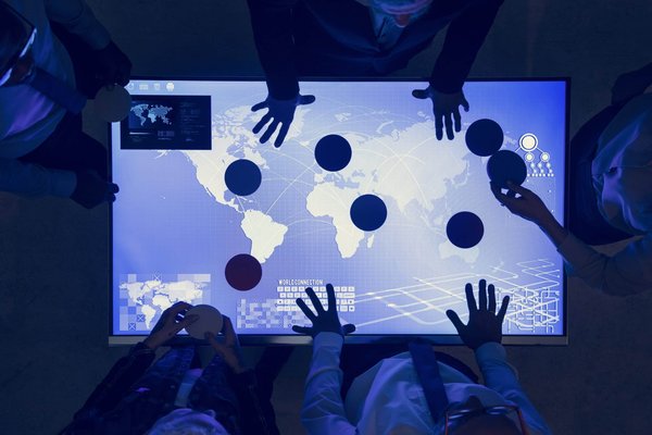 Quelles technologies de suivi oculaire pourraient être intégrées dans un jeu de tir pour améliorer l'immersion?